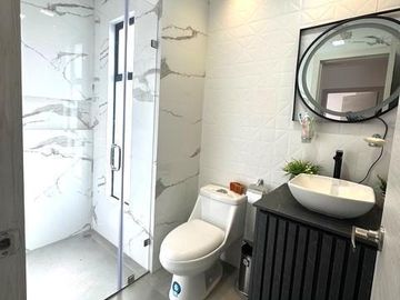 Hermosa y Moderna Casa Nueva en Cuenca Sector El Valle 5 Dorm 3,5 Baños