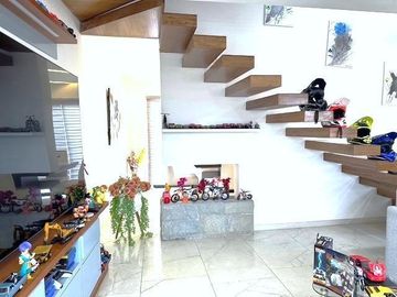 Hermosa y Moderna Casa Nueva en Cuenca Sector El Valle 5 Dorm 3,5 Baños