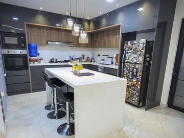 Hermosa y Moderna Casa Nueva en Cuenca Sector El Valle 5 Dorm 3,5 Baños