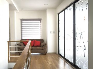 Hermosa y Moderna Casa Nueva en Cuenca Sector El Valle 5 Dorm 3,5 Baños