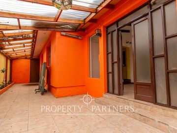 Gran casa esquina villa Santa Carolina, Macul