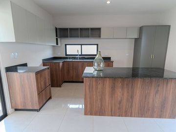 CASA EN VENTA DE UN PISO EQUIPADA EN REAL MONTEJO, MERIDA YUCATAN