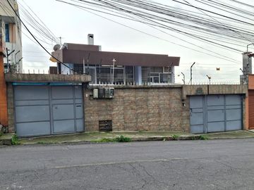 CASA EN VENTA CON 2 DPTOS INDEPENDIENTES, 1 MINI DPTO Y 3 PARQUEOS