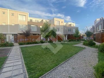 Casa en Venta en Av. El Rosal con Cordillera de la costa (Condominio TownHouse Maipu)