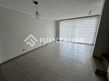 Casa en Venta en Av. El Rosal con Cordillera de la costa (Condominio TownHouse Maipu)
