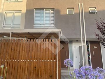 Casa en Venta en Av. El Rosal con Cordillera de la costa (Condominio TownHouse Maipu)