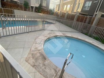 Casa en Venta en Av. El Rosal con Cordillera de la costa (Condominio TownHouse Maipu)