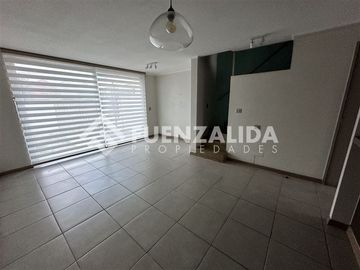 Casa en Venta en Av. El Rosal con Cordillera de la costa (Condominio TownHouse Maipu)