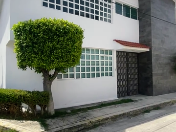 ESPECTACULAR CASA A SÓLO MINUTOS DE C.U , BLVD VALSEQUILLO Y LAS TORRES