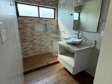 ESPECTACULAR CASA A SÓLO MINUTOS DE C.U , BLVD VALSEQUILLO Y LAS TORRES