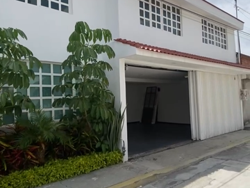 ESPECTACULAR CASA A SÓLO MINUTOS DE C.U , BLVD VALSEQUILLO Y LAS TORRES