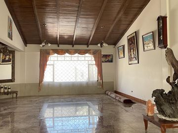 VENTA Casa Principal   Tres Casas Secundarias, Mitad del Mundo