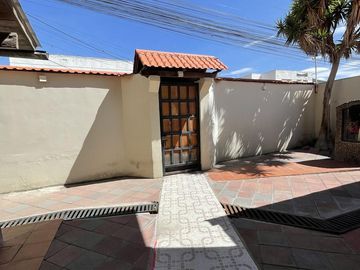VENTA Casa Principal   Tres Casas Secundarias, Mitad del Mundo