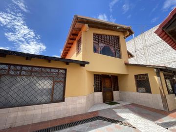 VENTA Casa Principal   Tres Casas Secundarias, Mitad del Mundo