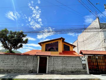 VENTA Casa Principal   Tres Casas Secundarias, Mitad del Mundo