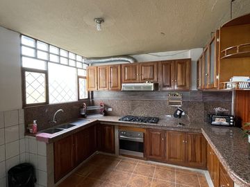 VENTA Casa Principal   Tres Casas Secundarias, Mitad del Mundo