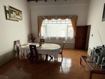 VENTA Casa Principal   Tres Casas Secundarias, Mitad del Mundo