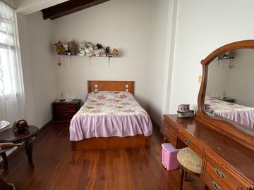 VENTA Casa Principal   Tres Casas Secundarias, Mitad del Mundo