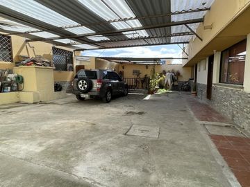 VENTA Casa Principal   Tres Casas Secundarias, Mitad del Mundo