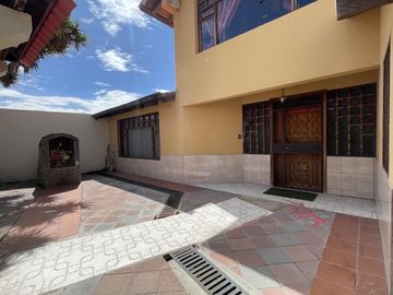 VENTA Casa Principal   Tres Casas Secundarias, Mitad del Mundo