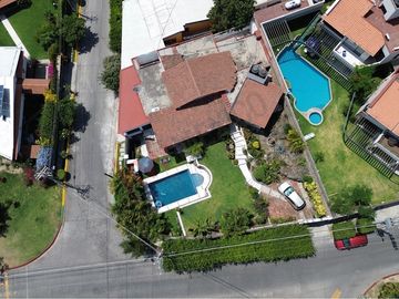 Casa en esquina con acceso a dos calles, alberca y vista panorámica en Las Brisas, Temixco, Morelos