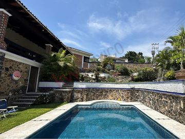 Casa en esquina con acceso a dos calles, alberca y vista panorámica en Las Brisas, Temixco, Morelos