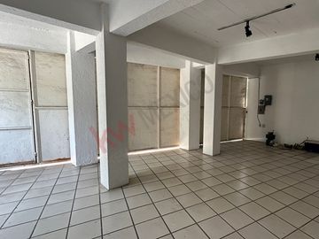 Casa en esquina con acceso a dos calles, alberca y vista panorámica en Las Brisas, Temixco, Morelos