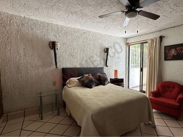 Casa en esquina con acceso a dos calles, alberca y vista panorámica en Las Brisas, Temixco, Morelos