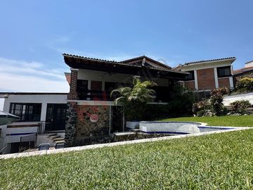 Casa en esquina con acceso a dos calles, alberca y vista panorámica en Las Brisas, Temixco, Morelos