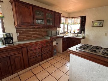 Casa en esquina con acceso a dos calles, alberca y vista panorámica en Las Brisas, Temixco, Morelos