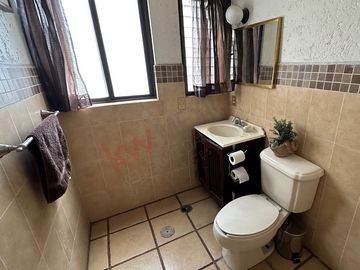 Casa en esquina con acceso a dos calles, alberca y vista panorámica en Las Brisas, Temixco, Morelos