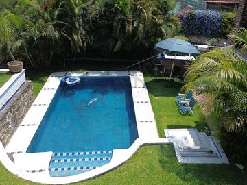 Casa en esquina con acceso a dos calles, alberca y vista panorámica en Las Brisas, Temixco, Morelos