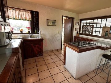 Casa en esquina con acceso a dos calles, alberca y vista panorámica en Las Brisas, Temixco, Morelos