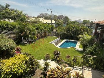 Casa en esquina con acceso a dos calles, alberca y vista panorámica en Las Brisas, Temixco, Morelos