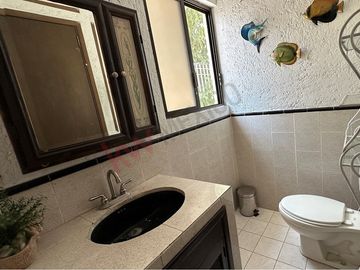 Casa en esquina con acceso a dos calles, alberca y vista panorámica en Las Brisas, Temixco, Morelos