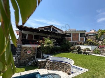 Casa en esquina con acceso a dos calles, alberca y vista panorámica en Las Brisas, Temixco, Morelos