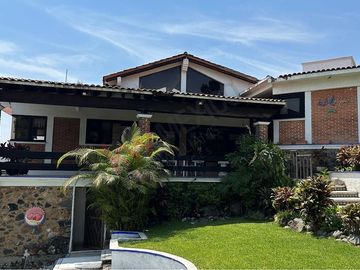 Casa en esquina con acceso a dos calles, alberca y vista panorámica en Las Brisas, Temixco, Morelos
