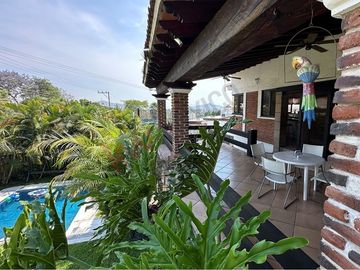 Casa en esquina con acceso a dos calles, alberca y vista panorámica en Las Brisas, Temixco, Morelos