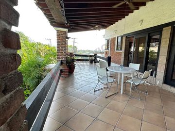 Casa en esquina con acceso a dos calles, alberca y vista panorámica en Las Brisas, Temixco, Morelos