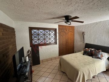 Casa en esquina con acceso a dos calles, alberca y vista panorámica en Las Brisas, Temixco, Morelos