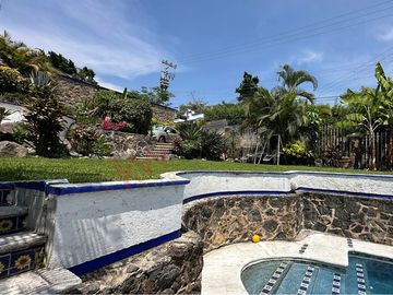Casa en esquina con acceso a dos calles, alberca y vista panorámica en Las Brisas, Temixco, Morelos