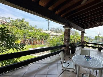 Casa en esquina con acceso a dos calles, alberca y vista panorámica en Las Brisas, Temixco, Morelos
