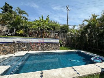Casa en esquina con acceso a dos calles, alberca y vista panorámica en Las Brisas, Temixco, Morelos