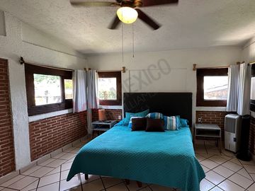 Casa en esquina con acceso a dos calles, alberca y vista panorámica en Las Brisas, Temixco, Morelos