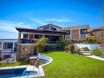 Casa en esquina con acceso a dos calles, alberca y vista panorámica en Las Brisas, Temixco, Morelos