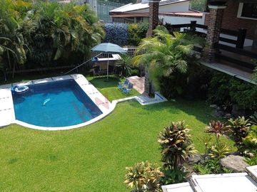 Casa en esquina con acceso a dos calles, alberca y vista panorámica en Las Brisas, Temixco, Morelos