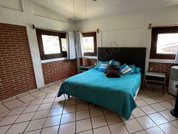 Casa en esquina con acceso a dos calles, alberca y vista panorámica en Las Brisas, Temixco, Morelos