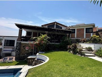 Casa en esquina con acceso a dos calles, alberca y vista panorámica en Las Brisas, Temixco, Morelos