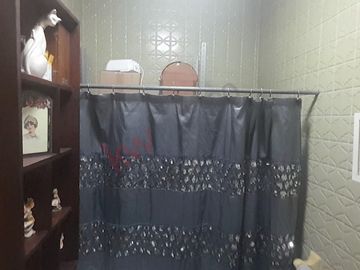 Casa sola en venta con recámara en planta baja.
