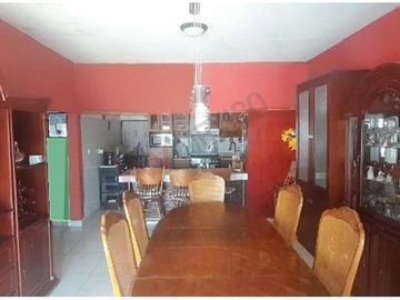 Casa sola en venta con recámara en planta baja.